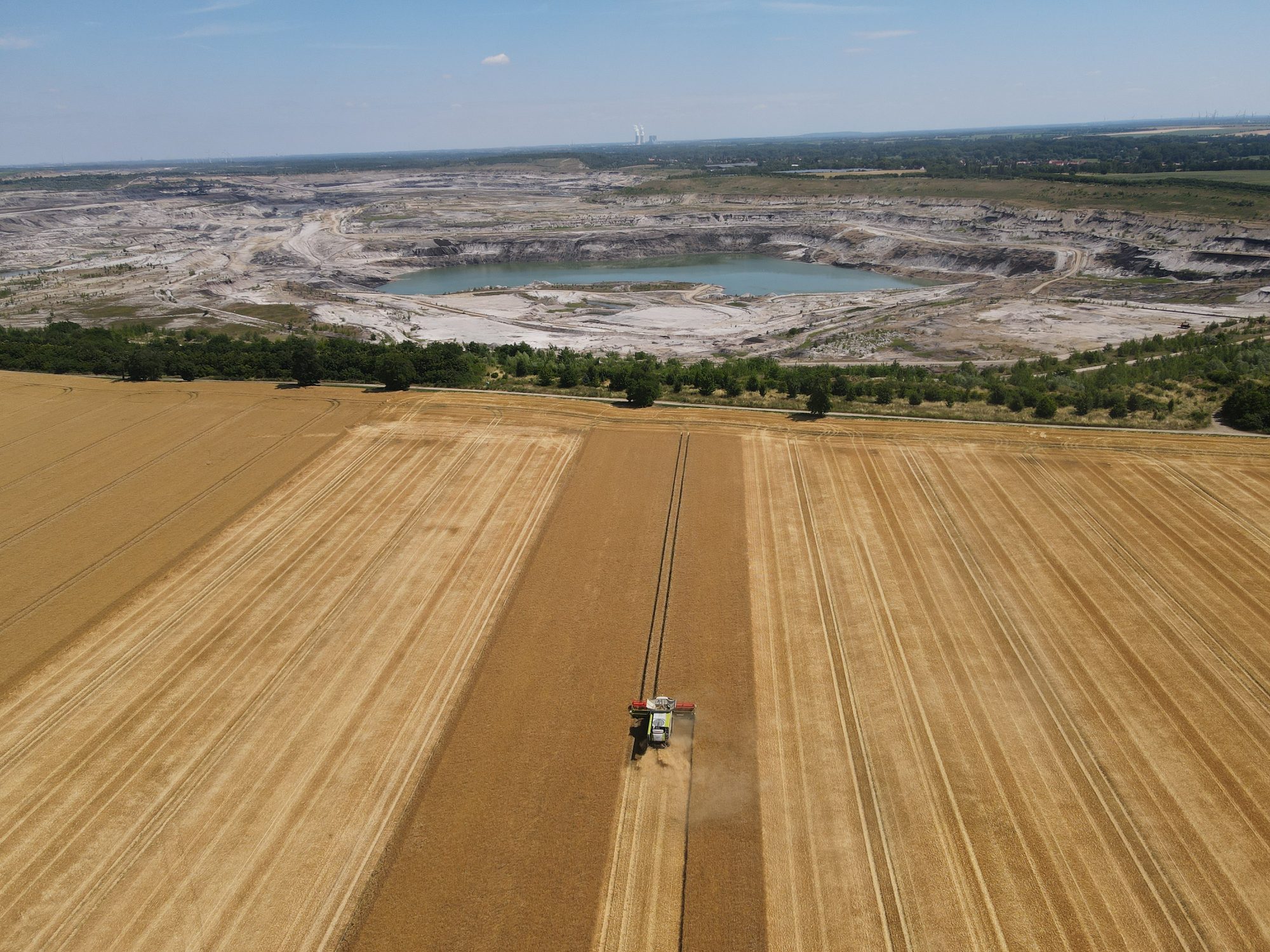 Luftaufnahme – Felder im Burgenlandkreis mit Tagebau im Blick
