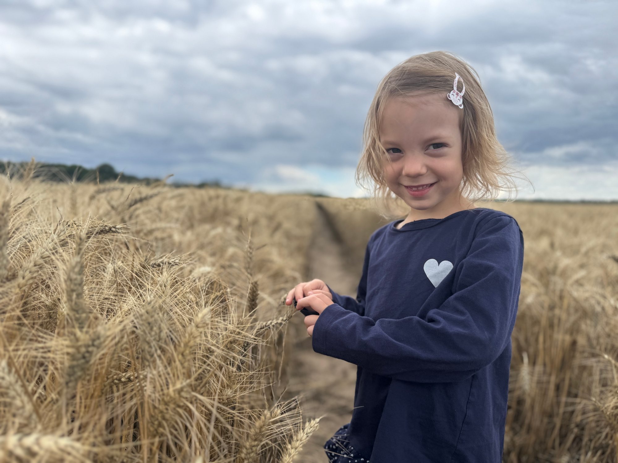 Kind im Getreide – für die nächste Generation